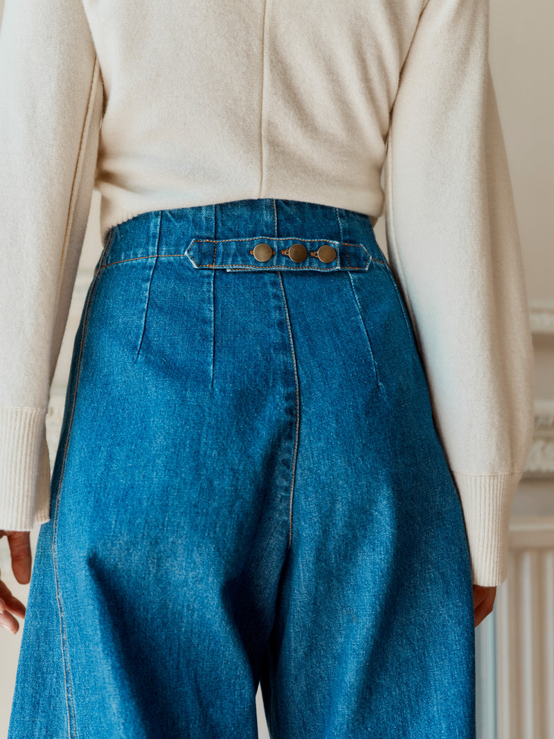 A model wearing the Wiggy Kit Rancher Jean facing away showing the button detail on the waistline.